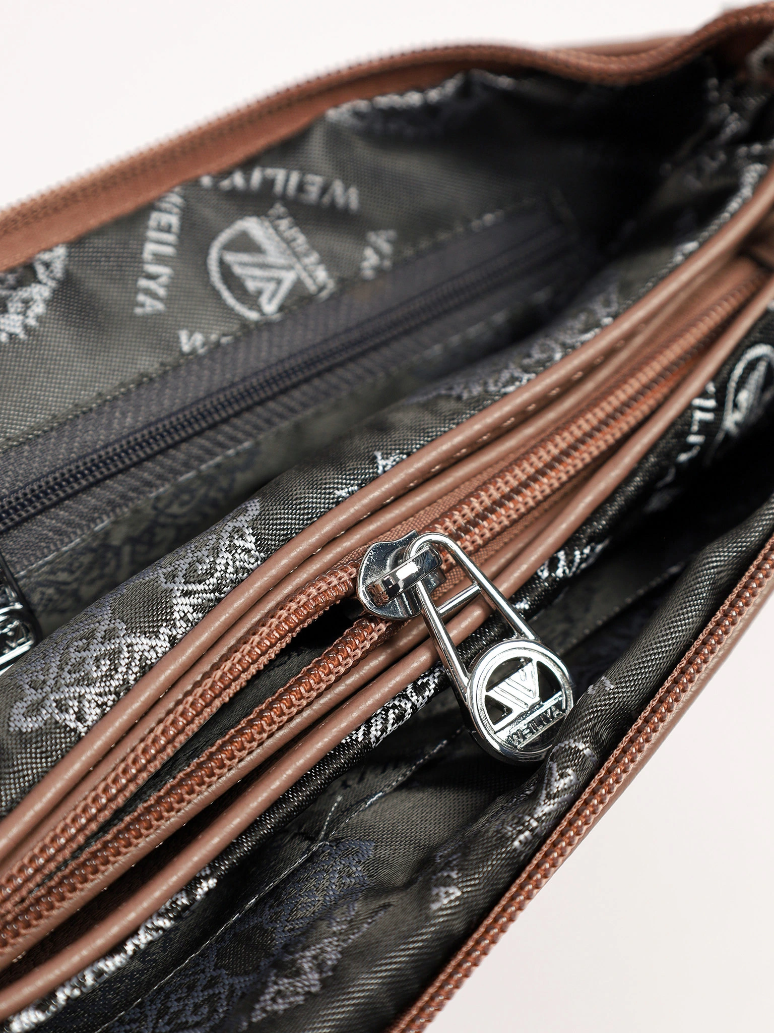 Сумка-кроссбоди со съемной ручкой и декоративными пуллерами в ассортименте